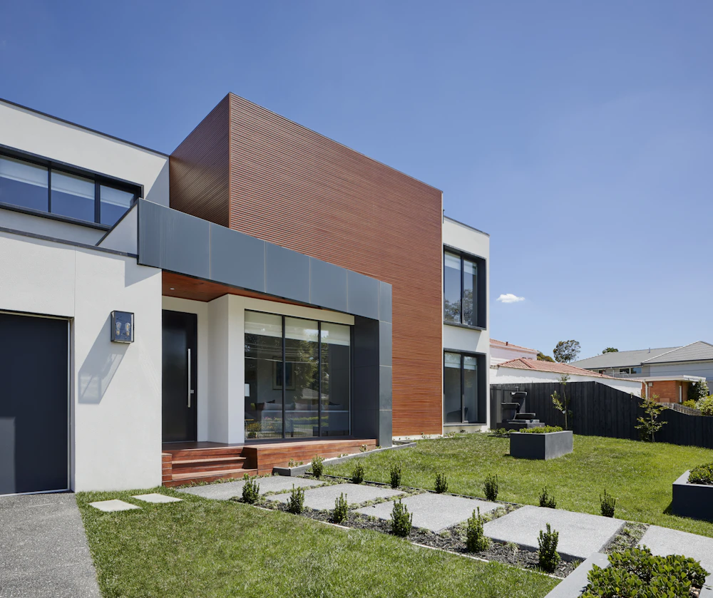 Fachada de casa contemporânea com linhas retas e pintura clara