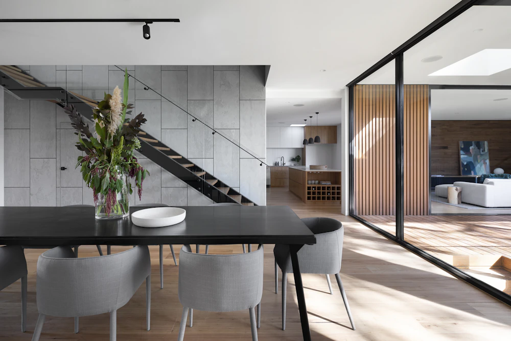 Sala residencial moderna com paredes em tons neutros